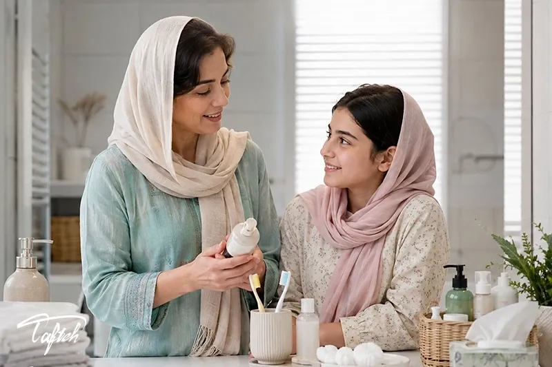 مادر و دختر در حال گفتوگو درباره بهداشت فردی در حمام